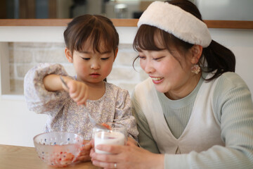 いちご牛乳を作る親子