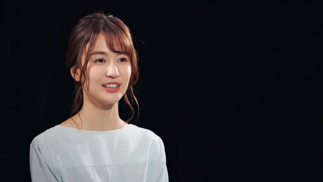 インタビューを受ける女性