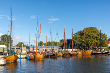 Fototapeta na wymiar Zeesboote im Bodstedter Hafen.