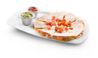 Quesadillas de jamón y queso con guacamole y tomate. Ham and cheese quesadillas with guacamole and tomato.