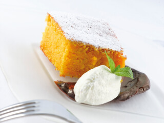 Bizcocho de naranja con helado de limón. Orange cake with lemon ice cream.