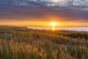 Sonnenaufgang am Bodden vor Zingst.
