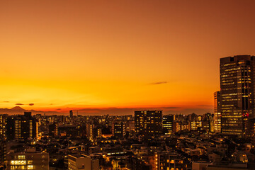 空と雲と街とビルの画像、夕景から夜景