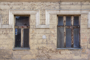 Fototapeta na wymiar retro windows on the grunge facade. traditional old european architecture