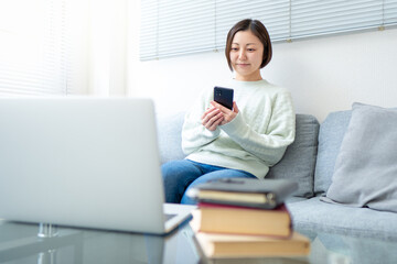 ノートPCを操作する女性のイメージ