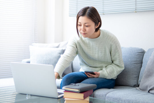 ノートPCを操作する女性のイメージ