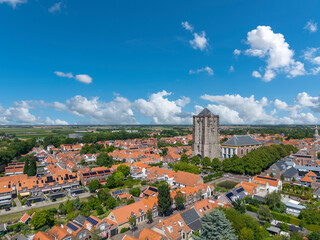 Luftaufnahme mit Blick auf die Stadt und den Sint Lievenstoren. Zierikzee in der Provinz Zeeland in...