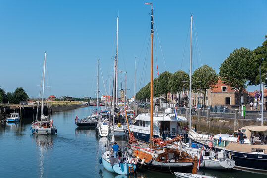 Yachten am Kai Nieuwe Haven in Zierikzee. Provinz Zeeland in den Niederlanden