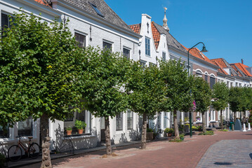 Historische Hausfassaden in der Poststraat in Zierikzee. Provinz Zeeland in den Niederlanden