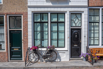 Historische Hausfassaden in der Poststraat in Zierikzee. Provinz Zeeland in den Niederlanden