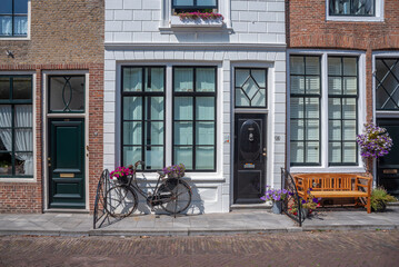 Fototapeta na wymiar Historische Hausfassaden in der Poststraat in Zierikzee. Provinz Zeeland in den Niederlanden