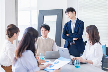 ベンチャー企業で働く若いオフィスワーカー