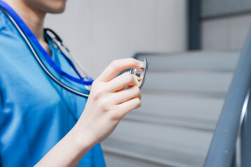 階段を使う若い看護師