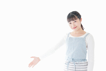 席を案内する若いカフェスタッフ