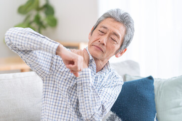 肩こりのシニア男性