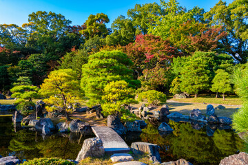 秋の京都・二条城で見た、紅葉で色づく庭園と快晴の青空