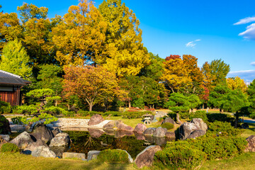秋の京都・二条城で見た、紅葉で色づく庭園と快晴の青空