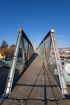 Puente met&aacute;lico hacia el edifico del Sucre, Vic, Osona