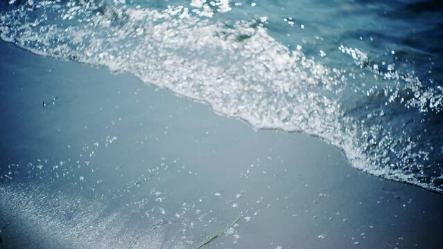 人気のない海辺　キラキラした海　海水浴場の砂浜に押し寄せる波　ヴィンテージでレトロlo-fiな質感で　滲んだハイライト