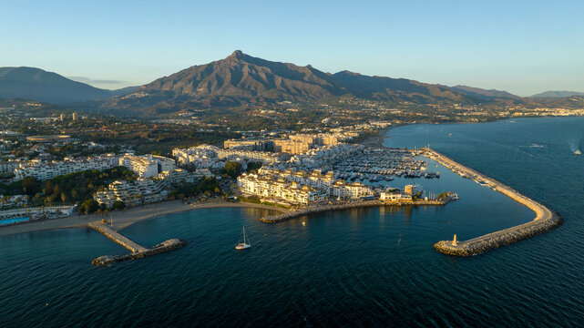 vista a&eacute;rea de puerto Ban&uacute;s en un bonito atardecer en la ciudad de Marbella, Espa&ntilde;a	
