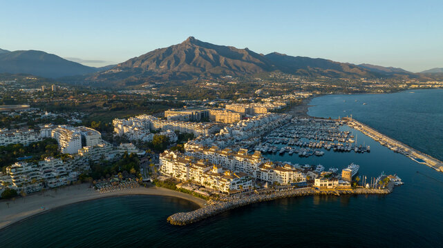 vista aérea de puerto Banús en un bonito atardecer en la ciudad de Marbella, España	