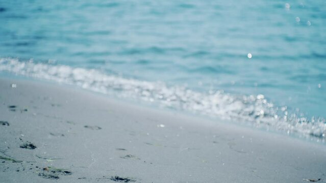 人気のない海辺　海　海水浴場の砂浜に押し寄せる波のスローモーション　ヴィンテージでレトロlo-fiな質感で　ボカした