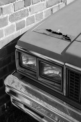 Rostige amerikanische Limousine mit Doppelscheinwerfer der Siebzigerjahre und Achtzigerjahre am...