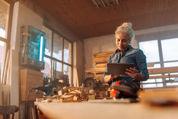Female designer in wood workshop. - 581763750