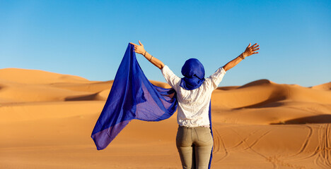 Woman with blue foulard in the sahara desert