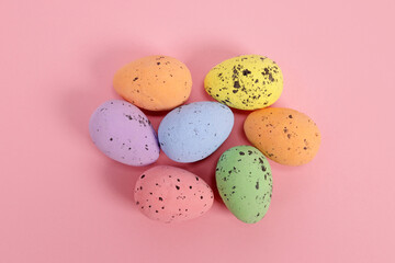 Fototapeta na wymiar decorative easter eggs on pink background