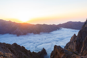atardecer en lo alto de la montaña con mar de nubes