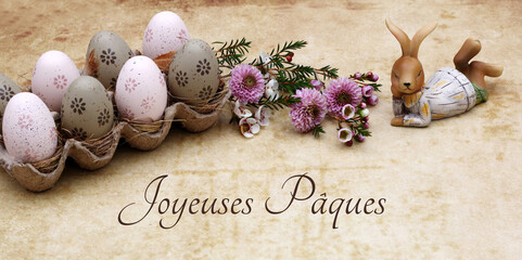 Carte de Pâques : Oeufs de Pâques de couleur naturelle avec des fleurs et des lapins de Pâques...