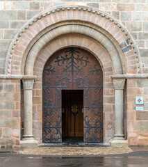 Porte d'entrée de l'abbatiale Saint-Austremoine d'Issoire, Puy-de-Dôme, France