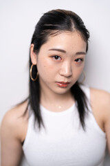 白いタンクトップの女性