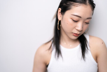 白いタンクトップの女性