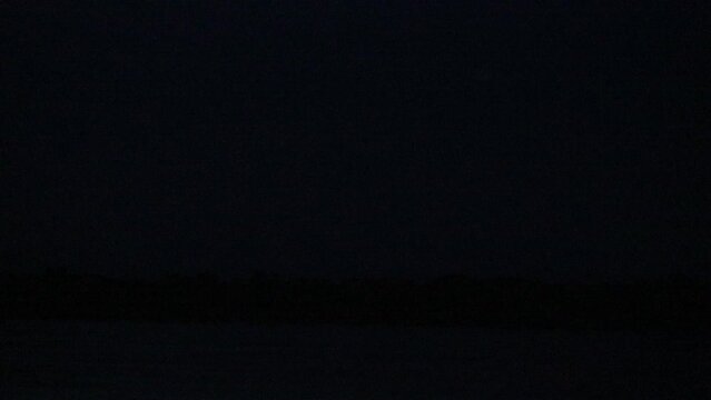 Mudan&ccedil;as clim&aacute;ticas, chuva de raios na beira do rio S&atilde;o Sao Francisco 