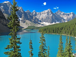 Fototapeta na wymiar Emerald Lake, Alberta, Canada