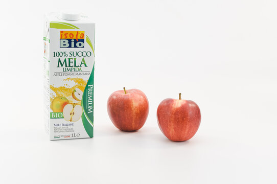 immagine di succo di mela da agricoltura biologica in Tetrapack con mele mature su superficie bianca