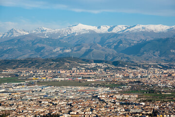 Fototapeta na wymiar Vista de la ciudad de Granada con Sierra Nevada al fondo