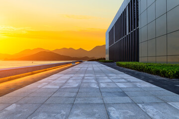 Obraz premium Urban walkway and wall with mountain background at sunset