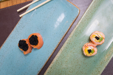 Differents japanese sushi on a elegant blue plate. - 581808509