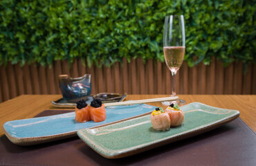 Differents japanese sushi on a elegant blue plate. - 581808521
