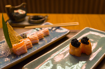 Differents japanese sushi on a elegant blue plate. - 581808556