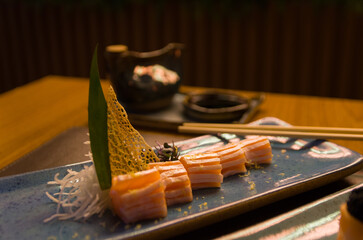 Differents japanese sushi on a elegant blue plate. - 581808568