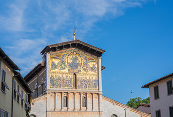 The Basilica of San Frediano , a Romanesque church in Lucca, Italy, situated on the San Frediano square - Lucca , Tuscany, Italy - obrazy, fototapety, plakaty