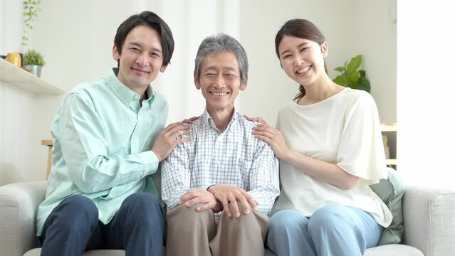 カメラ目線で笑顔の日本人