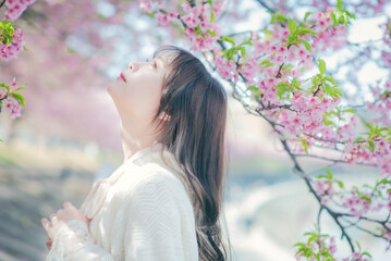 桜と女性