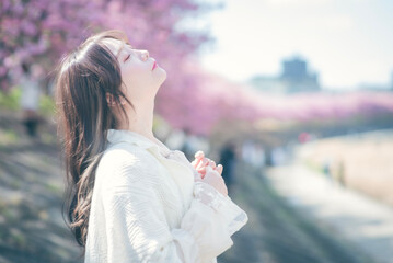桜と女性