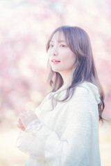 桜と女性