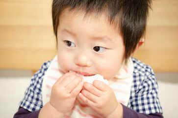 おやつを食べる子供